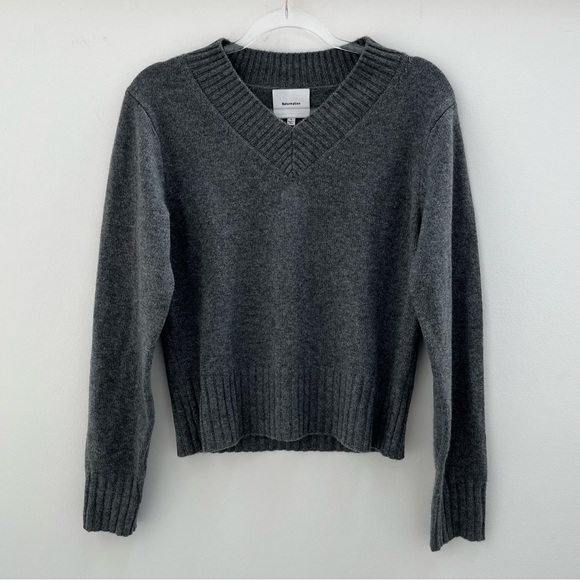 Reformation Dulce 100% Cashmere V-neck Sweater in Thunder Size S - Picture 2 of 10
